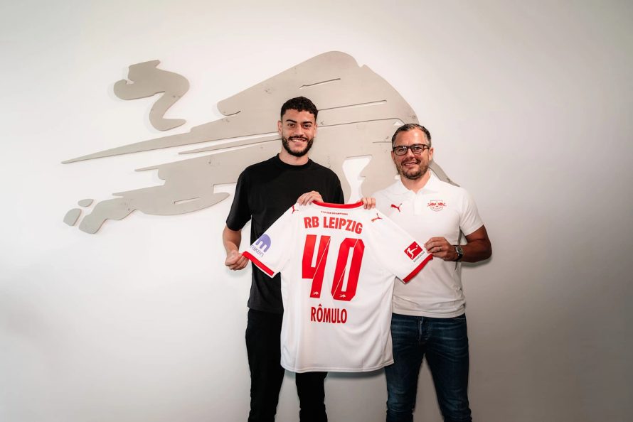 Rômulo recebe camisa 40 do RB Leipzig